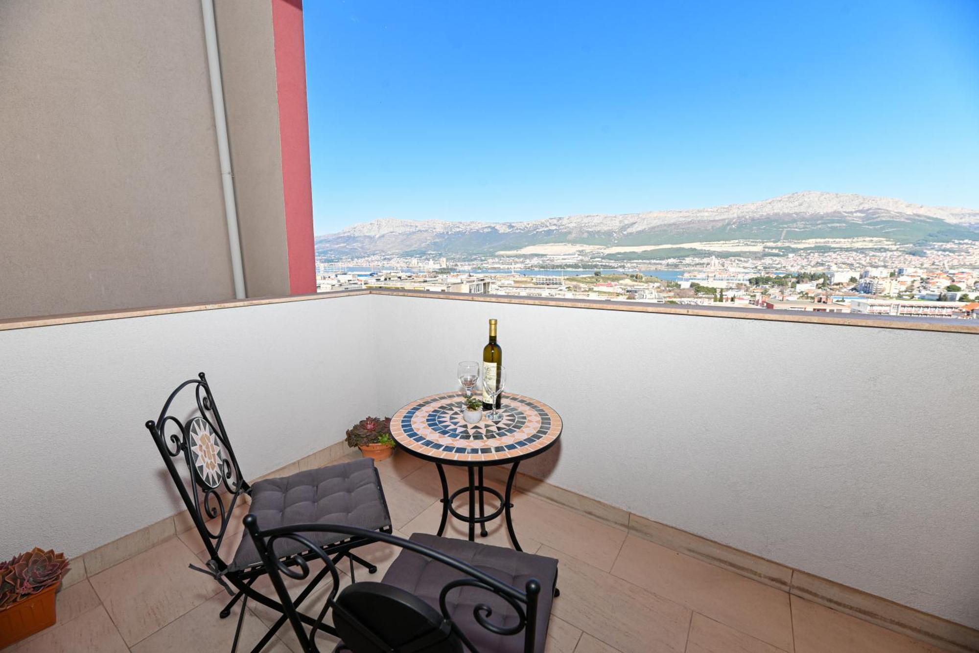 Comfort With Parking & View Apartman Split